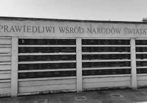 pomnik w Parku Ocalałych w Łodzi, upamiętniający Polaków ratujących Żydów